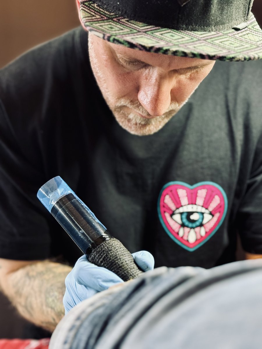 Andre bei der Arbeit im Eine Liebe Tätowiergeschäft in Bochum