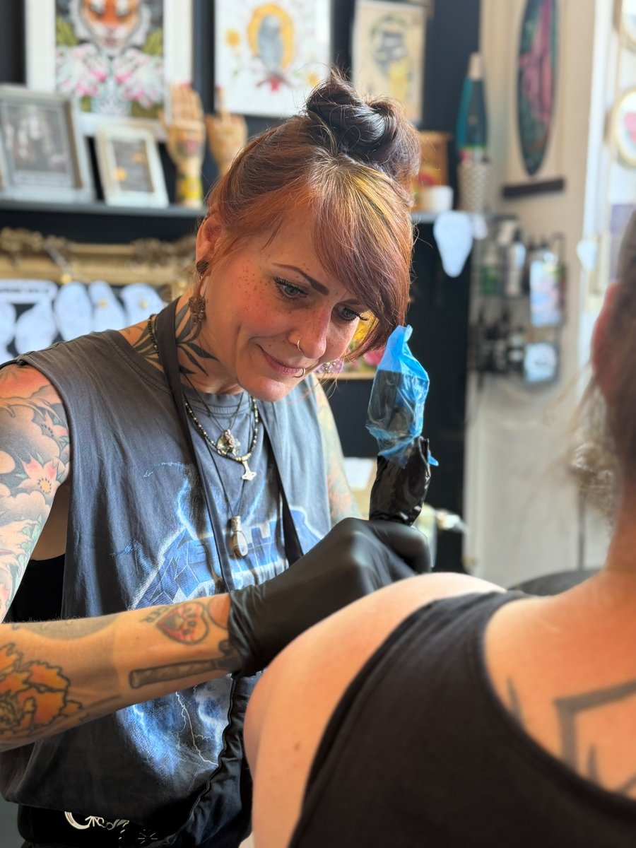 Melissa bei der Arbeit im Eine Liebe Tätowiergeschäft in Bochum
